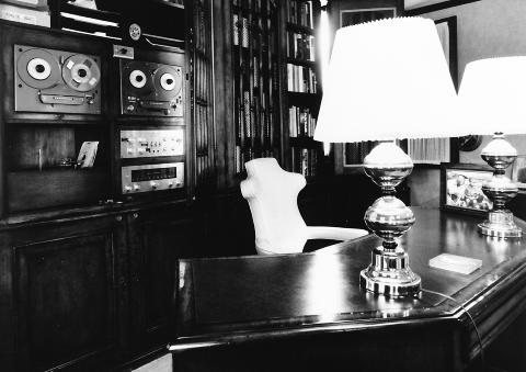 BEST I VERDEN: Tidlig på 1960-tallet var Tandberg kjent for å lage verdens beste båndspillere. Her er to eksemplarer i hylla hjemme hos jazzlegenden Louis Armstrong i huset hans i Queens i New York. Foto: Audiohistory.com BEST I VERDEN: Tidlig på 1960-tallet var Tandberg kjent for å lage verdens beste båndspillere. Her er to eksemplarer i hylla hjemme hos jazzlegenden Louis Armstrong i huset hans i Queens i New York. Foto: Audiohistory.com