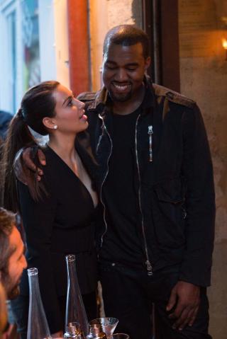 TURTELDUER: Kim Kardashian kj�pte nylig en bil til kj�resten Kanye West som hun har v�rt sammen med i to m�neder. Foto: Stella pictures