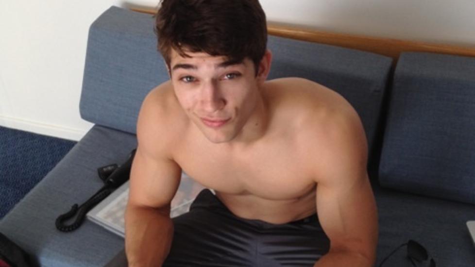 TIL S�KSM�L: Den amerikanske modellen Benjamine Bowers g�r til s�ksm�l mot Abercrombie & Fitch fordi han hevder at modellagenten klesgiganten sendte ham til, tvang ham til � masturbere foran kamera. Foto: Twitter Benjamine Bowers