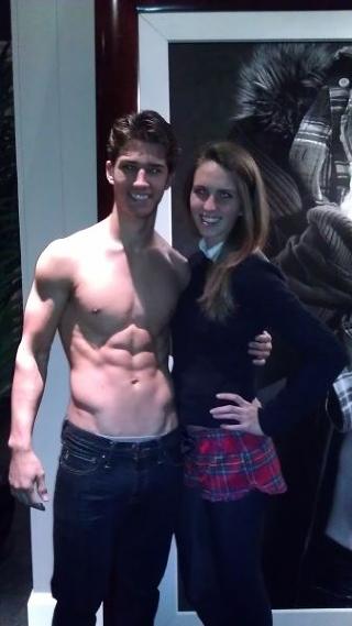 I AKSJON: Benjamine Bowers som modell i en av Abercrombie & Fitch sine butikker. Foto: Twitter Benjamine Bowers