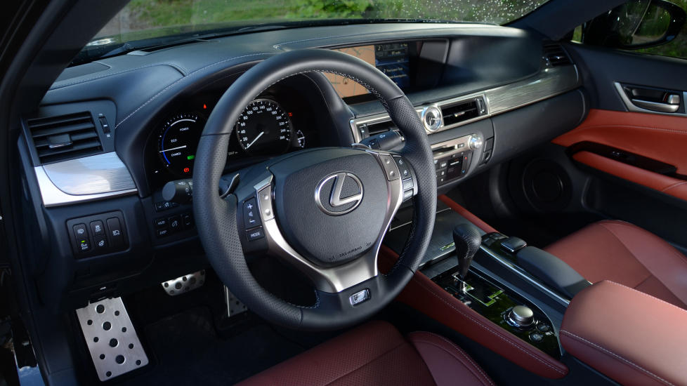 OVERD�DIG: Lexus GS 450h byr p� alt tenkelig utstyr og komfort. Setene tok et team fem �r � utvikle, s� da er det kanskje ikke s� rart man sitter godt? Kvalitetsf�lelsen er storartet. Foto: ANDREAS HANDELAND