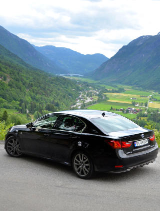 ANONYM: Fronten er veldig barsk, men hekken er altfor anonym til kostbar luksusbil � v�re. Foto: ANDREAS HANDELAND