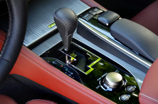 UFF DA: Men � sette en girvelger - som best ser ut som den h�rer hjemme i en drosje fra nittitallet - i en kliss ny luksusbil, h�rer ingen steds hjemme. Foto: ANDREAS HANDELAND