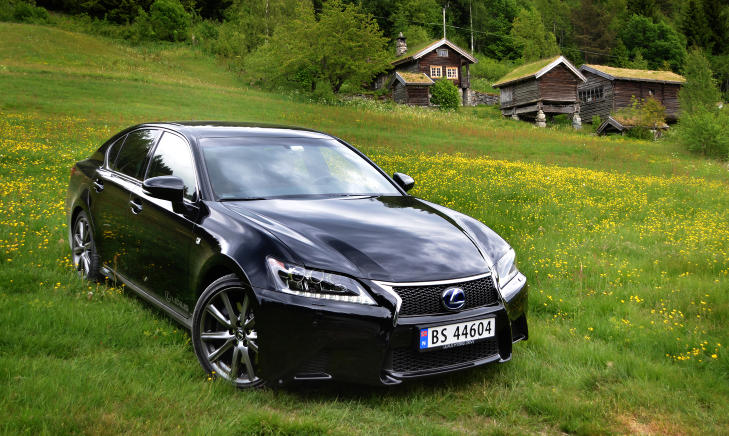 T�FFING: Fronten p� GS er kjempet�ff og lekker - spesielt med utstyrspakka F-sport som v�r testbil har. En ny teknologi gj�r glansen i lakken meget spesiell. Foto: ANDREAS HANDELAND