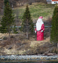 Den er ni meter høy og splittet en hel bygd
