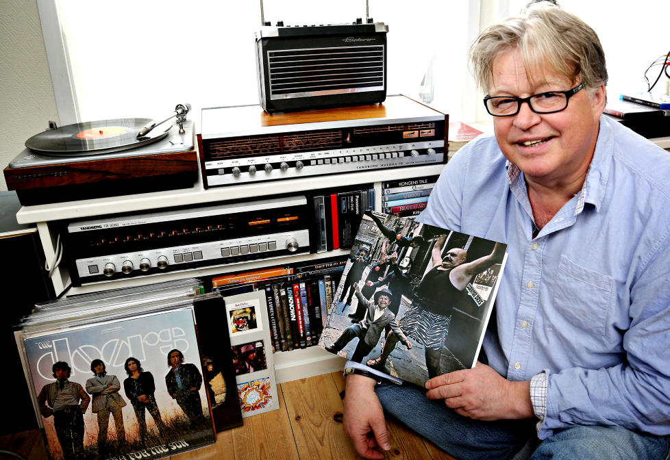 DET RIKTIGE VALGET: Sosiolog og reklamemann Trond Blindheim foretrekker �rgangsstereo fra Tandberg, og har �penbart ogs� en forkj�rlighet for The Doors. En vakker Bang & Olufsen platespiller og en Radionette reiseradio har sneket seg med p� bildet. Foto: Jacques Hvistendahl