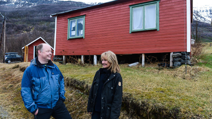 �SJIT HELVEDES K�KEN�: Daglig leder ved Senter for nordlige folk, Henrik Olsen, og museumsstyrer Kjellaug Isaksen, forteller gjerne historien om Anton Sj�bakken og �Sjit helvedes k�ken�. Foto: ROGER BRENDHAGEN