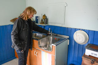 KJ�KKENBENKEN: Anton Sj�bakken ble rasende da han oppdaget at mora hadde blitt lurt av en d�rselger til � kj�pe en kj�kkenbenk med vask, selv om k�ken ikke hadde innlagt vann. Foto: ROGER BRENDHAGEN