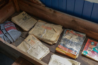 AVISER: Sj�bakkens aviser ligger fortsatt i moras seng i �Sjit helvedes k�ken�. Deriblant en bunke med Sovjet-Nytt. Foto: ROGER BRENDHAGEN