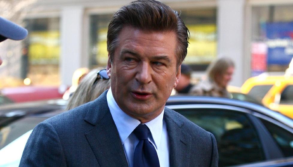 RASENDE: Alec Baldwin ble rasende da fotografene fors�kte � ta bilde av han. Foto: Stella pictures