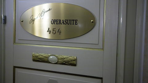 HER SKJEDDE DET: På ærværdige Grand Hotel møtte kjendisene opp på rom 454 for å møte den svenske TV-reporteren «David Vora».
Foto: Anders Grønneberg HER SKJEDDE DET: På ærværdige Grand Hotel møtte kjendisene opp på rom 454 for å møte den svenske TV-reporteren «David Vora».
Foto: Anders Grønneberg