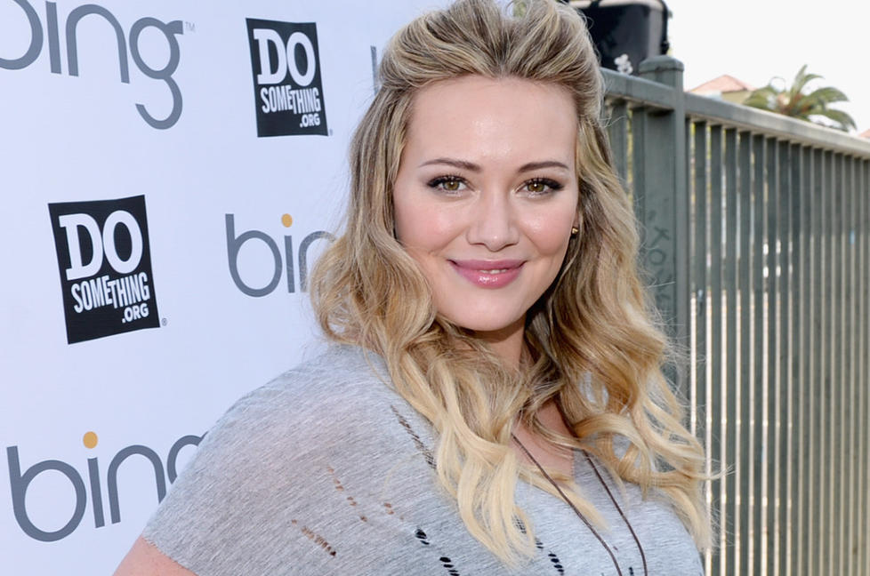 NYBAKT MAMMA: Hilary Duff orker ikke � stresse med � bli kvitt baby-kiloene. Foto: Michael Buckner / Getty Images / AFP Photo / NTB Scanpix