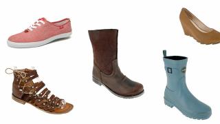 P� F�TTENE: Se an v�ret, men skal du v�re p� festival i flere dager, b�r du ta med deg b�de til v�tt og t�rt v�r. Sandaler fra Lille Vinkel Sko, 998 kr, sommersko fra Wesc, 599 kr, boots fra Orginalife Coco, 499 kr, lave gummist�vler fra Le Chameau Bon, 998 kr, kilepumps fra Lille Vinkel Sko, 798 kr. Foto: PRODUSENTENE
