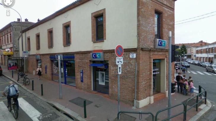 DRAMA NÅ: I denne banken har en bevæpnet mann tatt flere gisler. Foto: Google Street View DRAMA NÅ: I denne banken har en bevæpnet mann tatt flere gisler. Foto: Google Street View