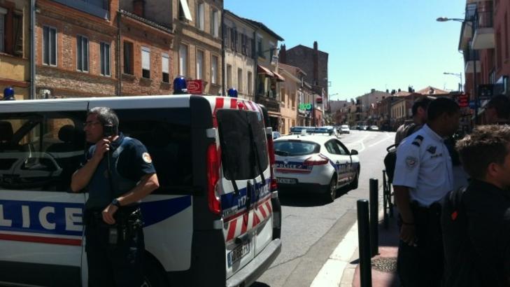 SPERRET AV: Politiet har sperret av flere gater etter at en mann har tatt flere gisler i en bank i Toulouse. Foto: Hugo Clèment SPERRET AV: Politiet har sperret av flere gater etter at en mann har tatt flere gisler i en bank i Toulouse. Foto: Hugo Clèment