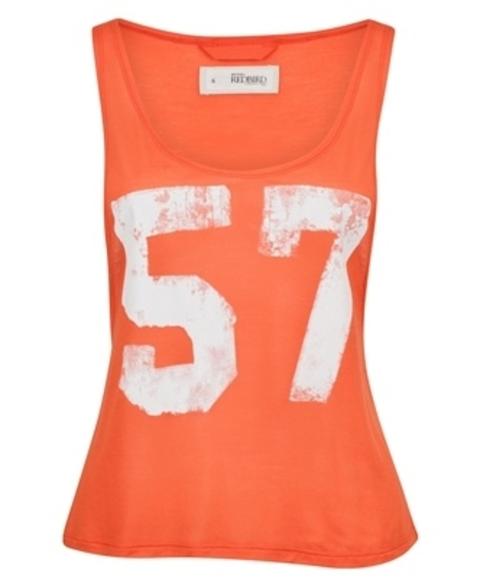 BRUK TIL: F� en sporty Isabel Marant-stil ved � kj�re et par batikkjeans til en nummertr�ye. Denne er fra Bik Bok, 149 kroner. Foto: Produsenten