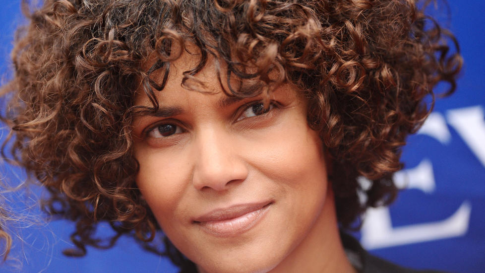 KRANGLER OM DATTEREN: Halle Berry har lenge v�rt uenig med barnefaren om oppveksten til datteren Nahla (4). N� beordrer retten at hun gir Gabriel Aubry 120,000 kroner i m�neden. Foto: Stella Pictures