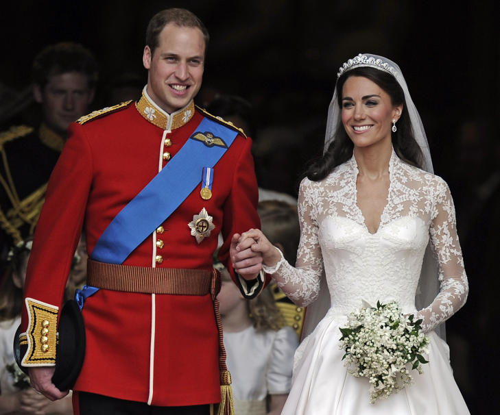 FIKK SIN KATE: Prins William og sin utk�rede, hertuginne Catherine av Cambridge, like etter at de ga hverandre sitt ja i Westminster Abbey i fjor. Foto: Scanpix