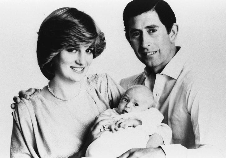 NYF�DT: Prins William kom til verden 21. juni 1982. Her med mamma prinsesse Diana og prins Charles. Foto: Scanpix