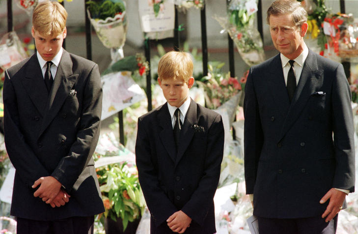 MISTET MOREN: Nyheten om prinsesse Dianas bilkrasj og d�d slo ned som en bombe i Storbritannia og resten av verden 31. august 1997. Tyngst var det for prinsessens to s�nner prins William og prins Harry. Her under morens begravelse. Foto: Scanpix