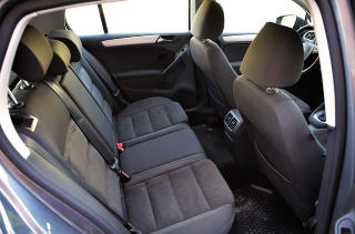 UNGENES ARENA: Baksetet i Golfen har god plass i lengderetningen, men er trangere i bredden enn biler fra klassen over. Perfekt for to barn i rettvendte barneseter. Foto: ANDREAS HANDELAND