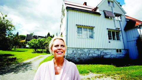 STOPPE OPP: Det hendte Ellen Vahr var så stressa at hun ikke kjente hvorvidt maten hun spiste var varm eller kald. Nå inviterer hun andre kvinner til inspirasjonskvelder på Hvalstad. Foto: Kristin Svorte STOPPE OPP: Det hendte Ellen Vahr var så stressa at hun ikke kjente hvorvidt maten hun spiste var varm eller kald. Nå inviterer hun andre kvinner til inspirasjonskvelder på Hvalstad. Foto: Kristin Svorte