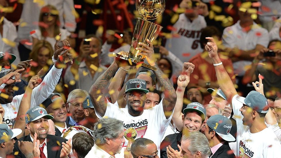 JUBEL: LeBron James l�fter trofeet etter at Miami Heat sikret NBA-tittelen. Foto:  AFP PHOTO / DON EMMERT AFP PHOTO / DON EMMERT
