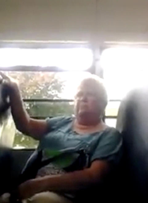 FANT STØTTE I VESKA: Karen tok fram veska si etter at mobbingen hadde pågått en stund. På veska står en rekke ord hun ønsker skal definere livet hennes. Hun trekker selv fram ord som håp, være til inspirasjon, elske og le. FANT STØTTE I VESKA: Karen tok fram veska si etter at mobbingen hadde pågått en stund. På veska står en rekke ord hun ønsker skal definere livet hennes. Hun trekker selv fram ord som håp, være til inspirasjon, elske og le.
