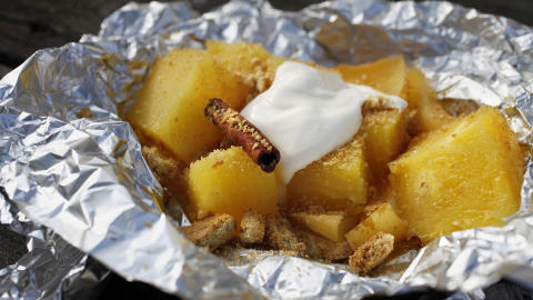 Dessert på grillen: En lat piknik i sola fortjener en søt avslutning. Eple og ananas med kanel og kjekssmuler, toppet med creme fraiche som ikke faller sammen i sommervarmen. Dessert på grillen: En lat piknik i sola fortjener en søt avslutning. Eple og ananas med kanel og kjekssmuler, toppet med creme fraiche som ikke faller sammen i sommervarmen.