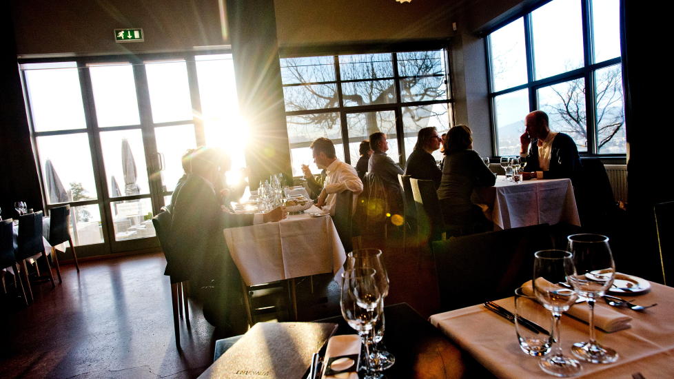 Oslo edelstein: Ekebergrestauranten er kanskje byens flotteste restaurantlokale. Da fortjener gjestene bedre mat enn det som serveres her oppe. Foto: Thomas Rasmus Skaug / Dagbladet