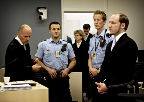 <b>UTTALER SEG:</b> Anders Behring Breivik framfører nå sine sluttbemerkninger.