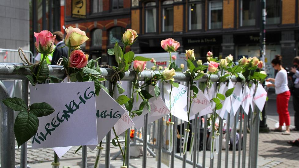 <b>ROSER FOR TILREGNELIGHET:</b> Privatpersoner har de siste minuttene hengt opp 77 roser utenfor Oslo tinghus. Hver rose bærer en lapp med påskriften "Tilregnelig". Samtidig har det vært en protest inne i rettssalen, hvor flere reiste seg og gikk da Breivik fikk ordet.
