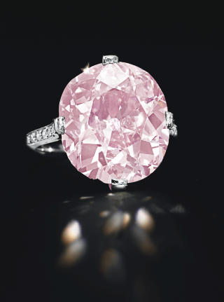DIAMANTRING: Denne sjeldne 9-karatstore diamantringen var en del av Clarks d�dsbo. Den ble solgt p� auksjon for svimlende 94 135 000 kroner i april. Foto: Christie's Auctionhouse / AP