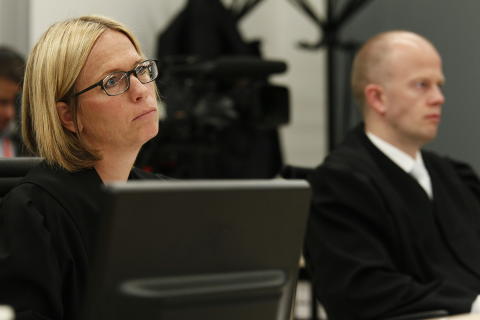 <b>SVARER PRESSEN:</b> For siste gang deltar aktorene Inga Bejer Engh og Svein Holden på pressekonferanse etter rettsforhandlingene.