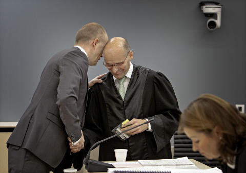 <b>JOVIALE:</b> Statsadvokat Svein Holden og Geir Lippestad har en vennlig omgangstone i retten.