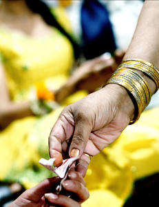 �hvis kvinnen har sex f�r ekteskapet, utst�tes hun.�