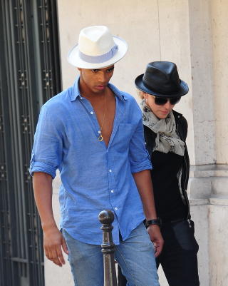 YNGRE KJ�RESTE: Madonna har sin 29 �r yngre kj�reste med p� turne. Foto: Stella pictures