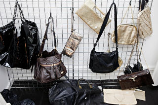 CHANEL:  I g�r kveld ble ei Chanel-veske solgt etter en budrunde.
Foto: HANSEN NINA / Dagbladet