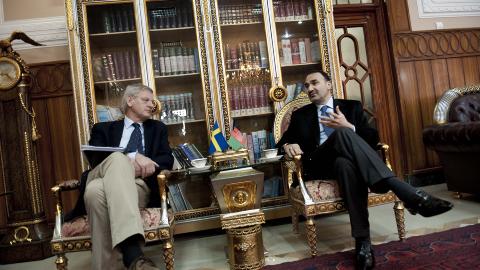KRIGSHERRE MED SLIPS: Atta Muhammed er guvernør i Balkh, og blir beskrevet som den mektigste politikeren i Nord-Afghanistan. Her i samtale med sveriges utenrikesminister Carl Bildt. Foto: JONAS EKSTRÖMER / NTB Scanpix KRIGSHERRE MED SLIPS: Atta Muhammed er guvernør i Balkh, og blir beskrevet som den mektigste politikeren i Nord-Afghanistan. Her i samtale med sveriges utenrikesminister Carl Bildt. Foto: JONAS EKSTRÖMER / NTB Scanpix