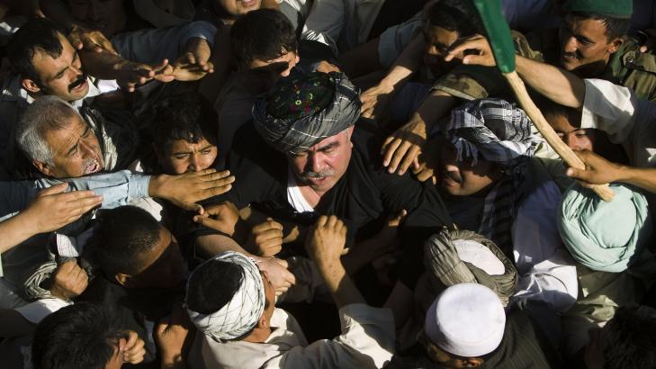 HJEM FRA EKSIL: Her kommer general Abdul Rashid Dostum hjem til Shiberghan 17. august 2009 , etter å ha sittet i eksil i Tyrkia i over ett år. Foto: REUTERS / Caren Firouz / NTB Scanpix HJEM FRA EKSIL: Her kommer general Abdul Rashid Dostum hjem til Shiberghan 17. august 2009 , etter å ha sittet i eksil i Tyrkia i over ett år. Foto: REUTERS / Caren Firouz / NTB Scanpix