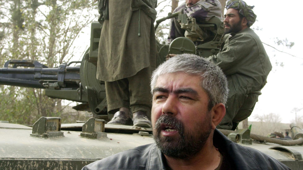 KRIG MOT TALIBAN General Dostum utenfor et fort i n�rheten av Mazar-e Sharif, der talibansoldater forskanset seg i november 2001. Dostum er beskylt for � ha massakrert flere tusen fanger etter � ha inntatt byen. Foto: AP / Darko Bandic / NTB Scanpix