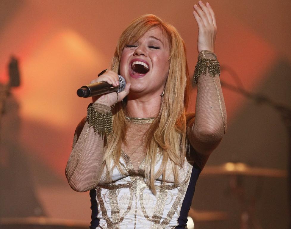 13 KILO: Artisten Kelly Clarkson har g�tt ned flere kjolest�rrelser p� seks m�neder. Foto: Stella pictures