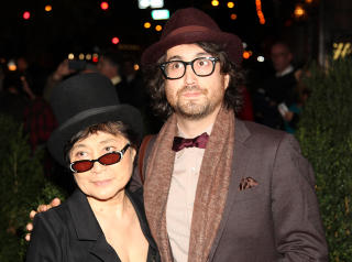 SEAN LENNON: Sean Lennon med sin mor Yoko Ono. Foto: Paul Zimmerman / AFTP / NTB Scanpix