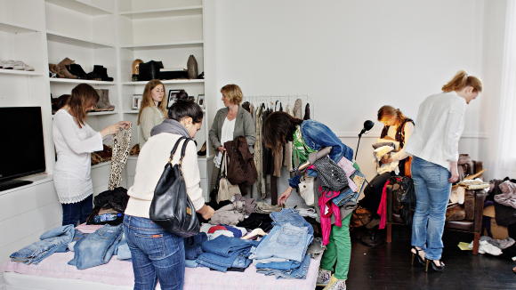 SOVEROM:  P� senga var stabler av brukte jeans plasert - klare til � f� nye eiere. 
Foto: HANSEN NINA / Dagbladet