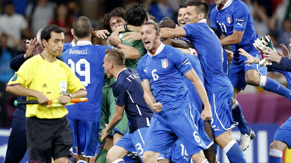 SEMIFINALE: Italie er videre til semifinale etter � ha sl�tt England p� straffespark. Foto: AP Photo/Gregorio Borgia