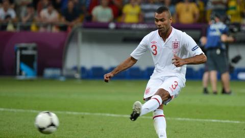 BOMMET: Ashley Cole bommet på sitt straffespark. Foto: AFP PHOTO / DAMIEN MEYER BOMMET: Ashley Cole bommet på sitt straffespark. Foto: AFP PHOTO / DAMIEN MEYER