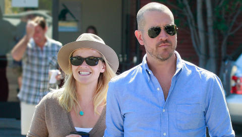 BLIR FORELDRE: 26. mars i fjor giftet Reese Witherspoon seg med Jim Toth. N� blir de foreldre sammen for f�rste gang. Foto: Stella Pictures