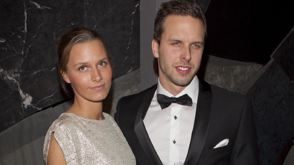SELGER UBRUKTE PLAGG: Denne uken selger Anja Johansen flere av sine plagg til spesielt inviterte. Inntektene skal g� til Alexander Dale Oens fond.  Foto: Stella Pictures