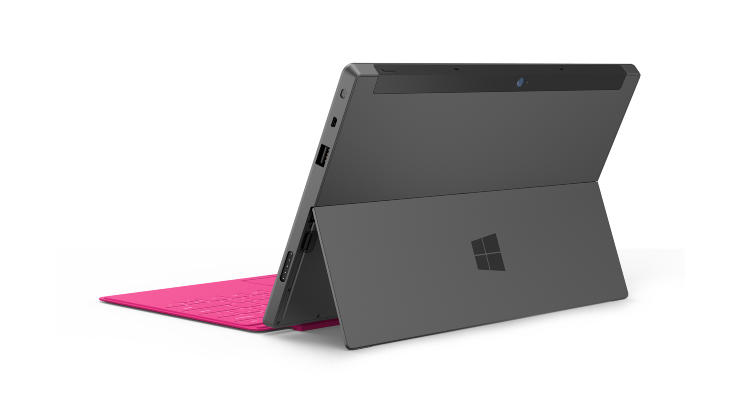 INTEGRERT: Beskyttelsesdekselet på Surface er også et virtuelt tastaur med styreflate. Surface har også integrert fot. Foto: Microsoft INTEGRERT: Beskyttelsesdekselet på Surface er også et virtuelt tastaur med styreflate. Surface har også integrert fot. Foto: Microsoft