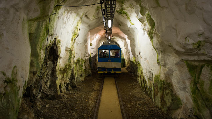 TOG OG BANE: Du må først ta den lille trikken 850 meter rett inn fjellet, før du setter deg inn i banen som tar deg med de 1050 meterne opp til toppen. Foto: ROGER BRENDHAGEN TOG OG BANE: Du må først ta den lille trikken 850 meter rett inn fjellet, før du setter deg inn i banen som tar deg med de 1050 meterne opp til toppen. Foto: ROGER BRENDHAGEN